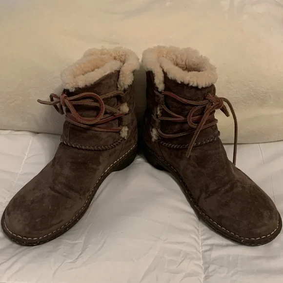 UGG Suede Boots, Leather Laces, Shearling Lined, Moccasin Style, Excellent Shape - Picture 7 of 11